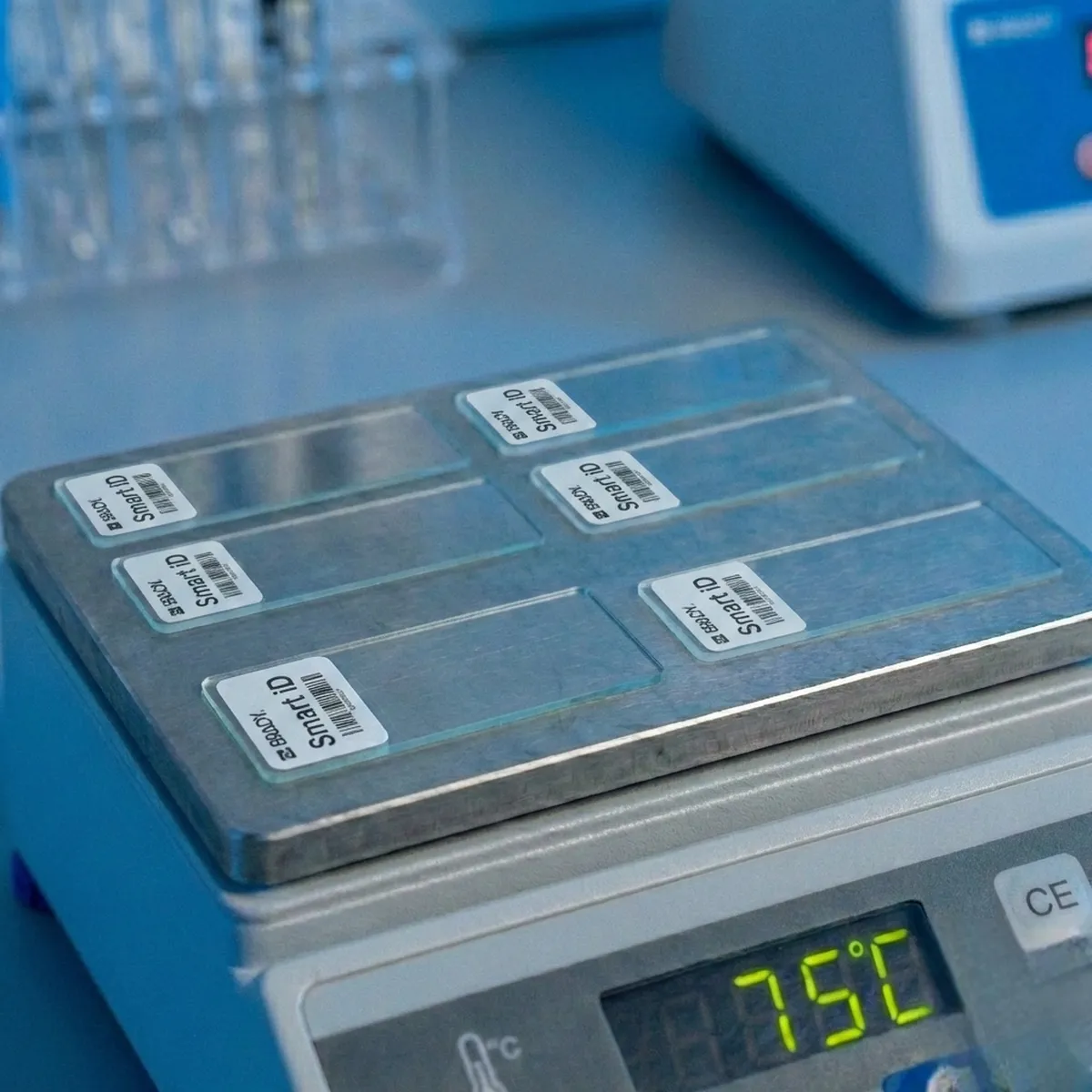 Podložní sklíčko s odolným štítkem a teplotní odolnost